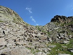 Arriviamo alla sella dove le indicazioni  segnalano la Cima Capezzone a dx e la Cima Lago a sx